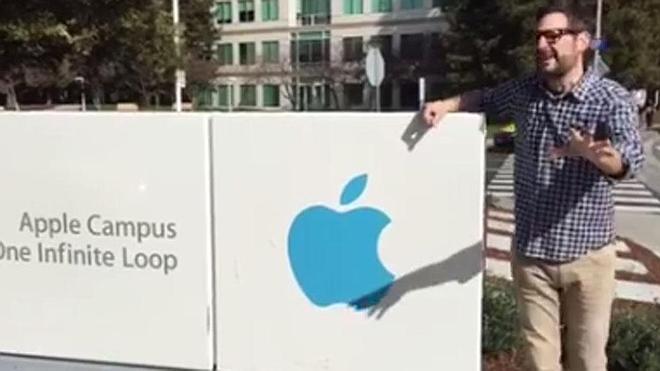 Eugeni Alemany llega a la sede de Apple en busca de apoyos para el emoticono de la paella