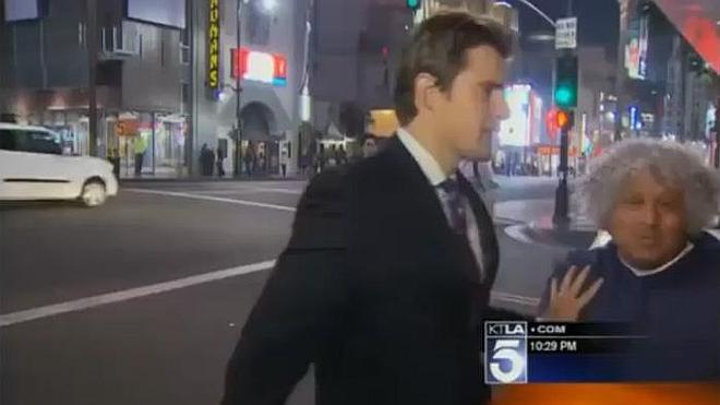 Un reportero de la KTLA empuja a un viandante durante un directo