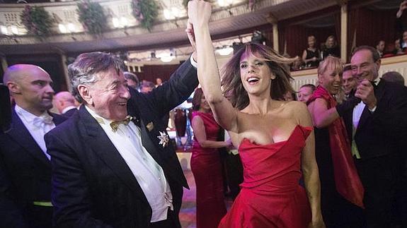 Elisabetta Canalis enseña un pezón en el Baile de la Ópera de Viena