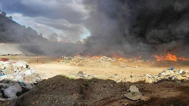 Incendio en un vertedero de Pedralba cercano a zona forestal