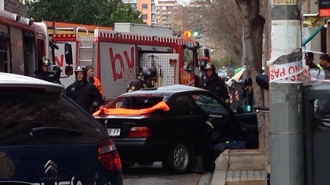 Dos heridos en la avenida Instituto Obrero al estrellarse un coche contra una farola