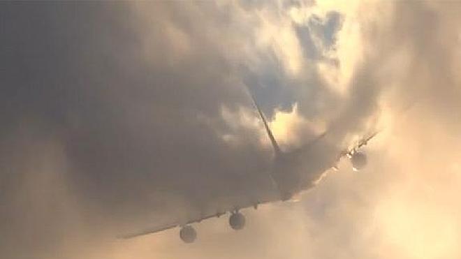 La espectacular maniobra del avión más grande del mundo atravesando la niebla