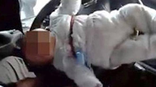 Ata a un bebé de un mes al volante de su coche mientras conduce