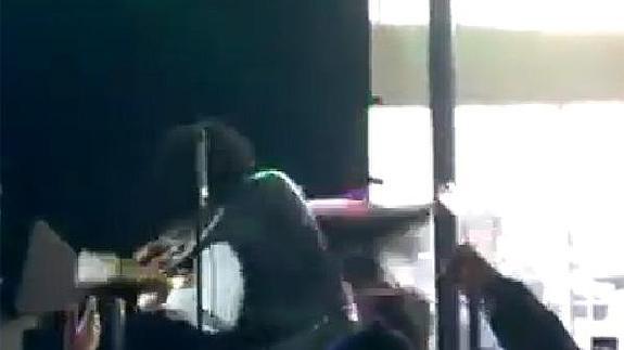 El rapero Afroman pega un puñetazo a un fan en un concierto