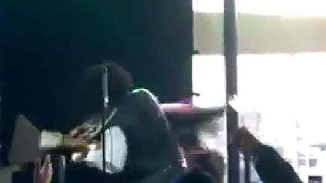 El rapero Afroman pega un puñetazo a un fan en un concierto