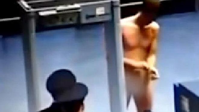 Un hombre cruza el control del aeropuerto desnudo