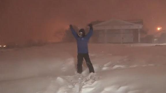 Un metereólogo espera en plena nevada a que caiga un rayo
