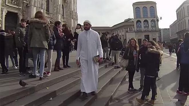 Acusan a un musulmán de «talibán» y «miembro del ISIS» sólo por pasear con un Corán por Milán