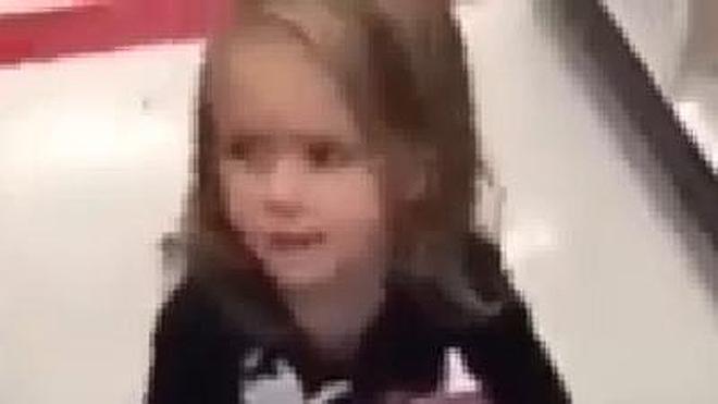 Una niña intenta robar una muñeca de 'Frozen' y triunfa en Internet