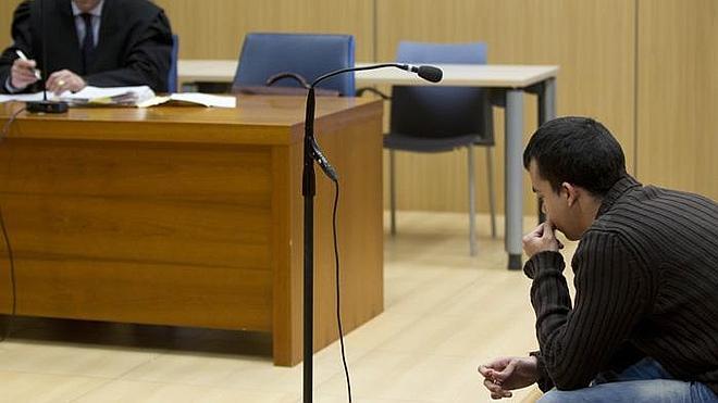 Abusa sexualmente de una niña de 14 años junto a cuatro menores y amenaza con difundir un vídeo sexual de la joven