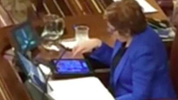 Celia Villalobos juega al Candy Crush en pleno debate del Estado de la Nación