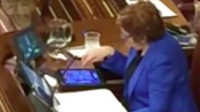 Celia Villalobos juega al Candy Crush en pleno debate del Estado de la Nación