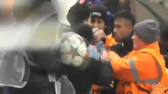 Neymar se encara con un aficionado del Manchester City