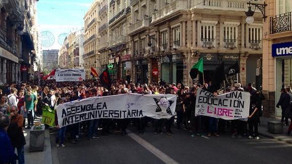 Miles de estudiantes colapsan el centro de Valencia y lanzan huevos de pintura contra bancos y comercios