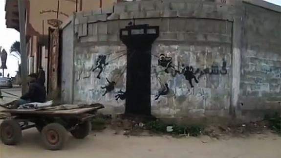 Banksy se cuela en secreto en Gaza para retratar la destrucción de la ciudad con sus obras urbanas