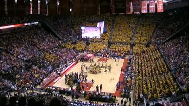 Impresionante coreografía multitudinaria en un partido de baloncesto