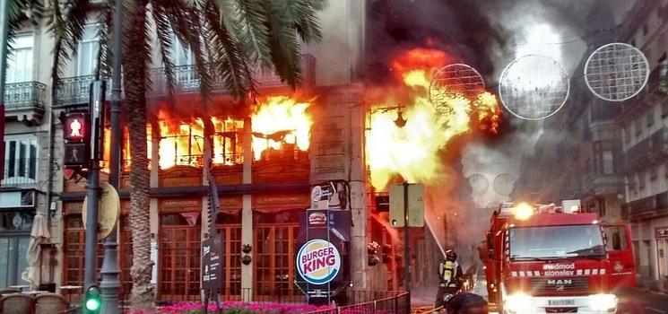 Un incendio en una cafetería de la Plaza de la Reina corta la calle de la Paz