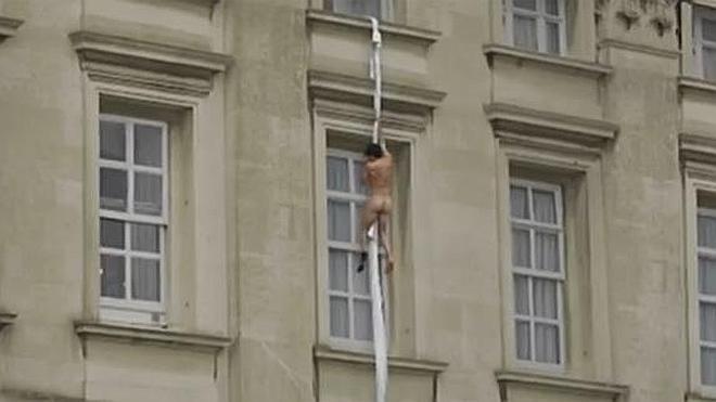 Escapa desnudo por una ventana de Buckingham Palace
