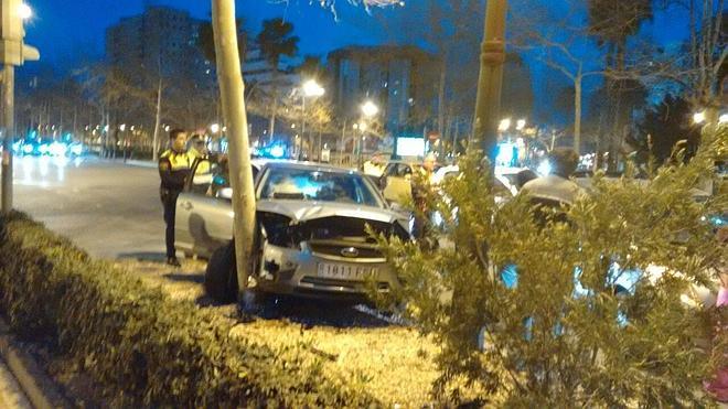 Un vehículo en sentido contrario provoca un espectacular accidente en Valencia