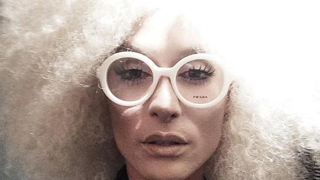 Conchita Wurst se afeita la barba para acudir a una fiesta en Rusia