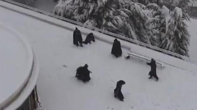 Unos monjes triunfan en Internet por su batalla de nieve