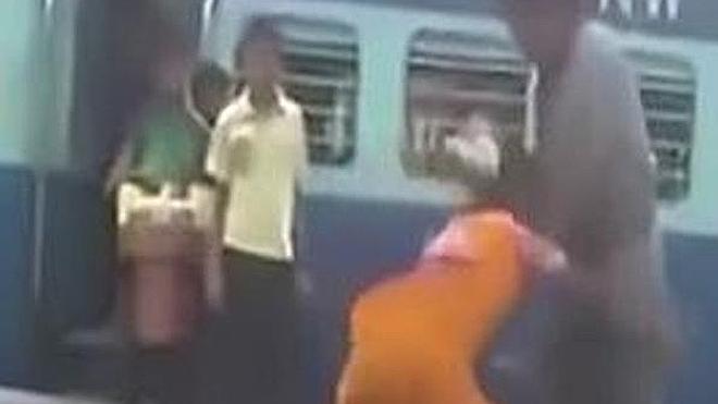 Una mujer india pega una paliza al hombre que la acosaba en el tren