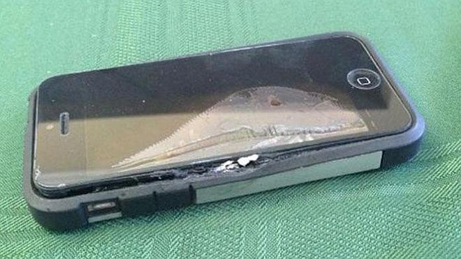 Un hombre sufre quemaduras de tercer grado después de que el iPhone le explotara en el bolsillo