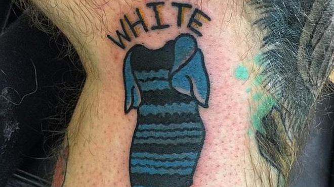 Un joven se tatúa el polémico vestido azul y negro