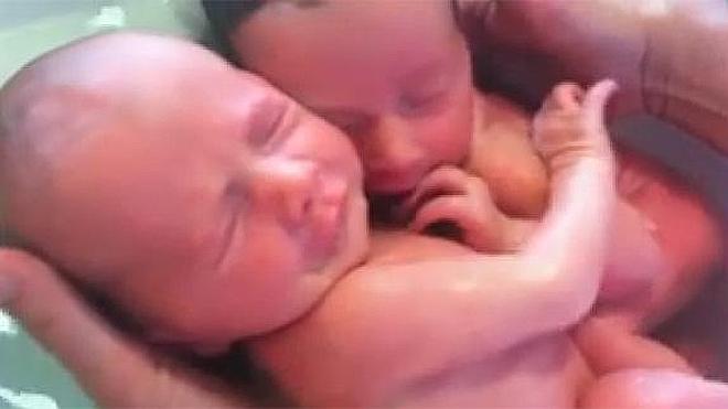 Tierno vídeo de dos bebés bañándose abrazados