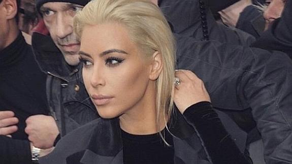Kim Kardashian se tiñe de rubio