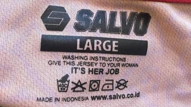 «Instruciones de lavado: dale este jersey a tu mujer, es su trabajo»
