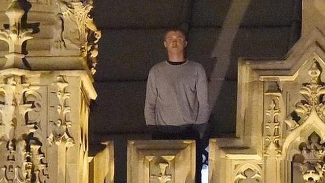 Un okupa en el tejado del Parlamento británico