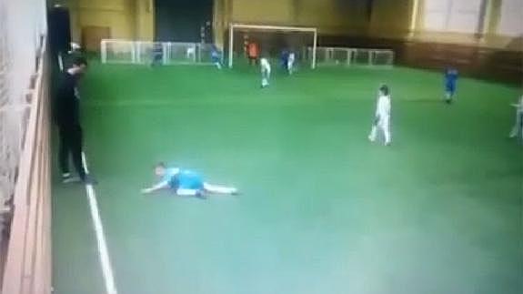 Brutal patada de un entrenador de fútbol a un niño del equipo