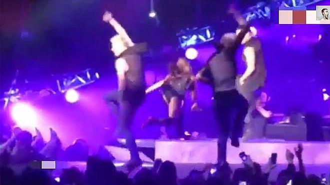 Ariana Grande se cae durante su último concierto en Toronto