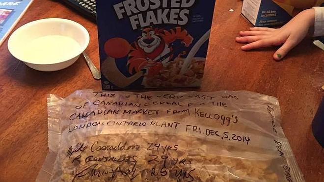 Un hombre encuentra un mensaje secreto escrito en una bolsa de cereales
