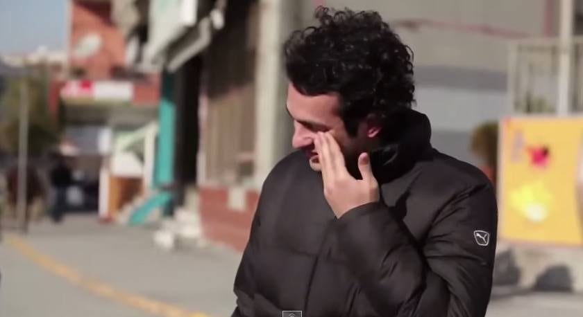 El pueblo que aprendió lenguaje de signos para sorprender a un vecino sordo