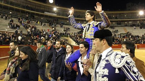 Tres excesivas orejas para Castella de los buenos 'cuvillos' en Valencia