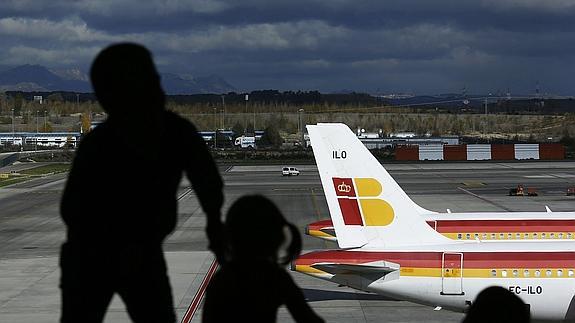 El piloto que canta, recita y da el tiempo