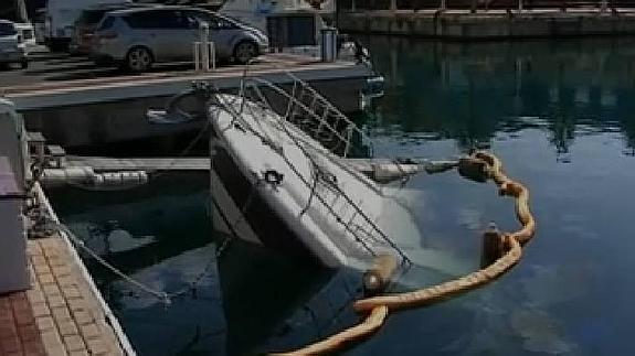 Arde un barco en el puerto de Alicante