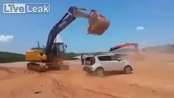 Destroza el coche de su jefe con una grúa porque no cobra