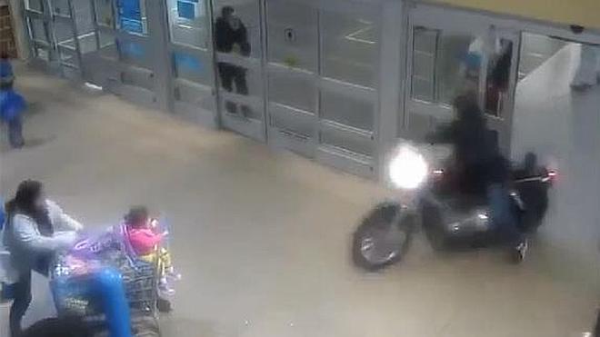 Persecución de película a un motorista en un centro comercial