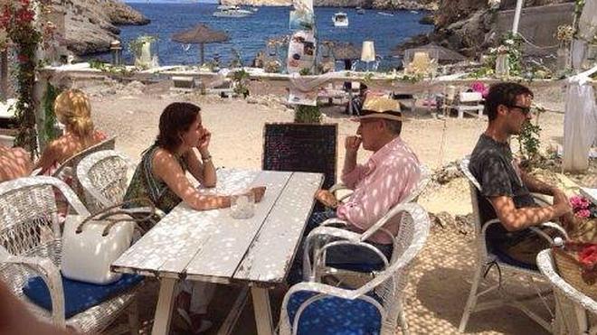 Yolanda Barcina deja la política enamorada de Pizarro