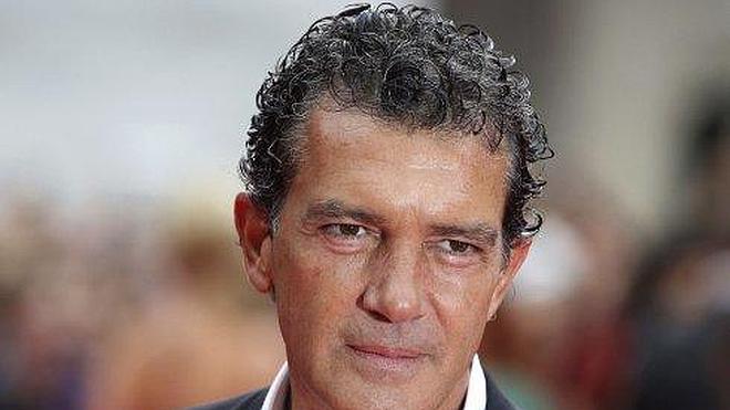 Banderas se hace universitario
