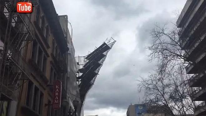 Peligrosa caída de unos andamios en Portland