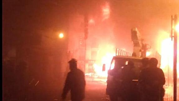 El fuerte viento provoca una lluvia de pavesas y una de ellas cae sobre la fallera mayor durante la cremà de la falla del Ayuntamiento