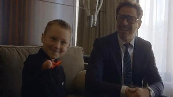 Iron Man le regala a un niño un brazo biónico