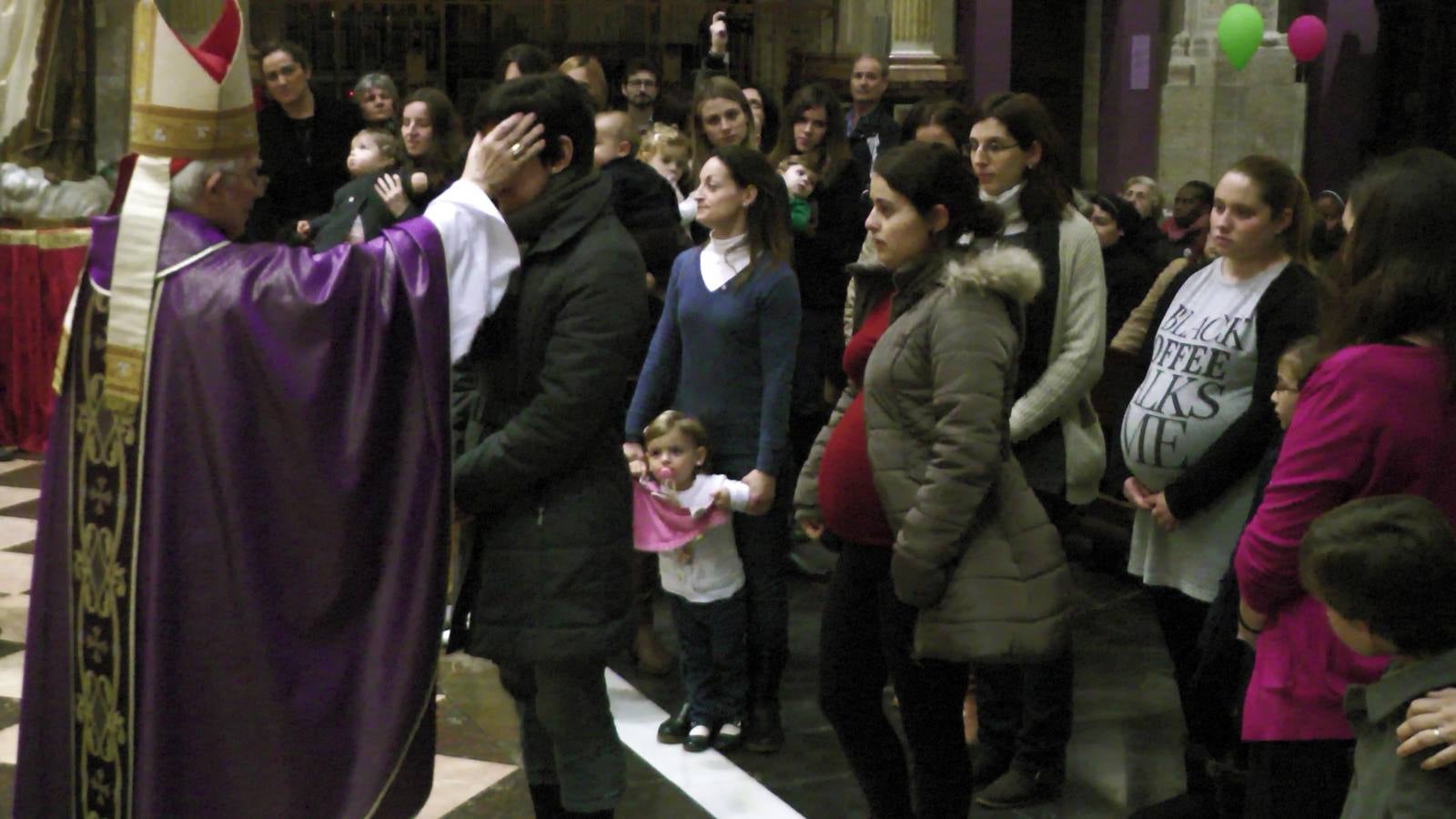 El cardenal Cañizares bendice a una treintena de embarazadas