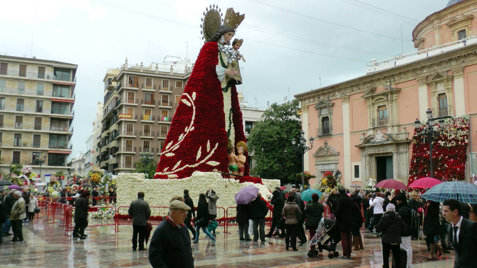 El manto de la Virgen gana la batalla a la lluvia