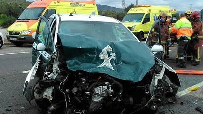 Detenido por empotrarse contra dos coches de la Guardia Civil en la N-340