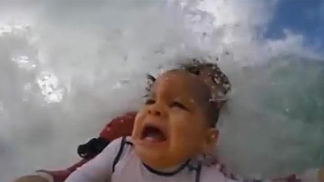 Un 'bebé surfista' arrasa en Internet